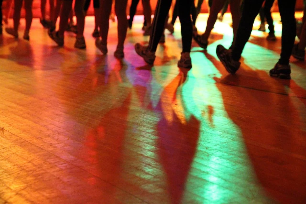 Image 1 : Soirée dansante background