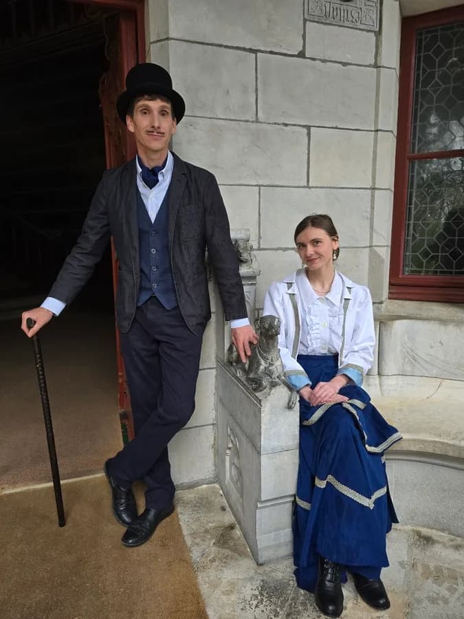 Image 1 : Visite "costumée" du Château Abbadia background