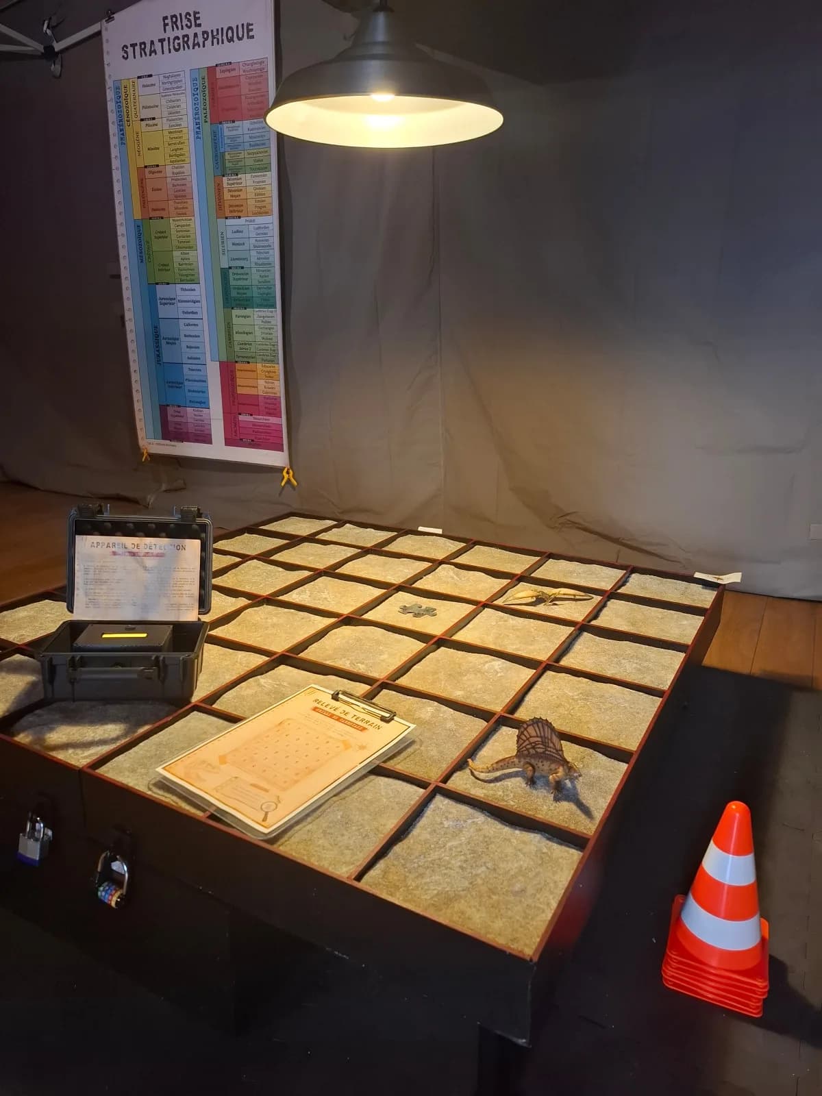 Image 1 : ESCAPE GAME : URGENCE PALÉO FAMILLE background
