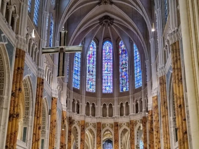 Image 1 : Visite guidée : La Cathédrale dans le détail - Symboles et couleurs par Véronique Domagalski background