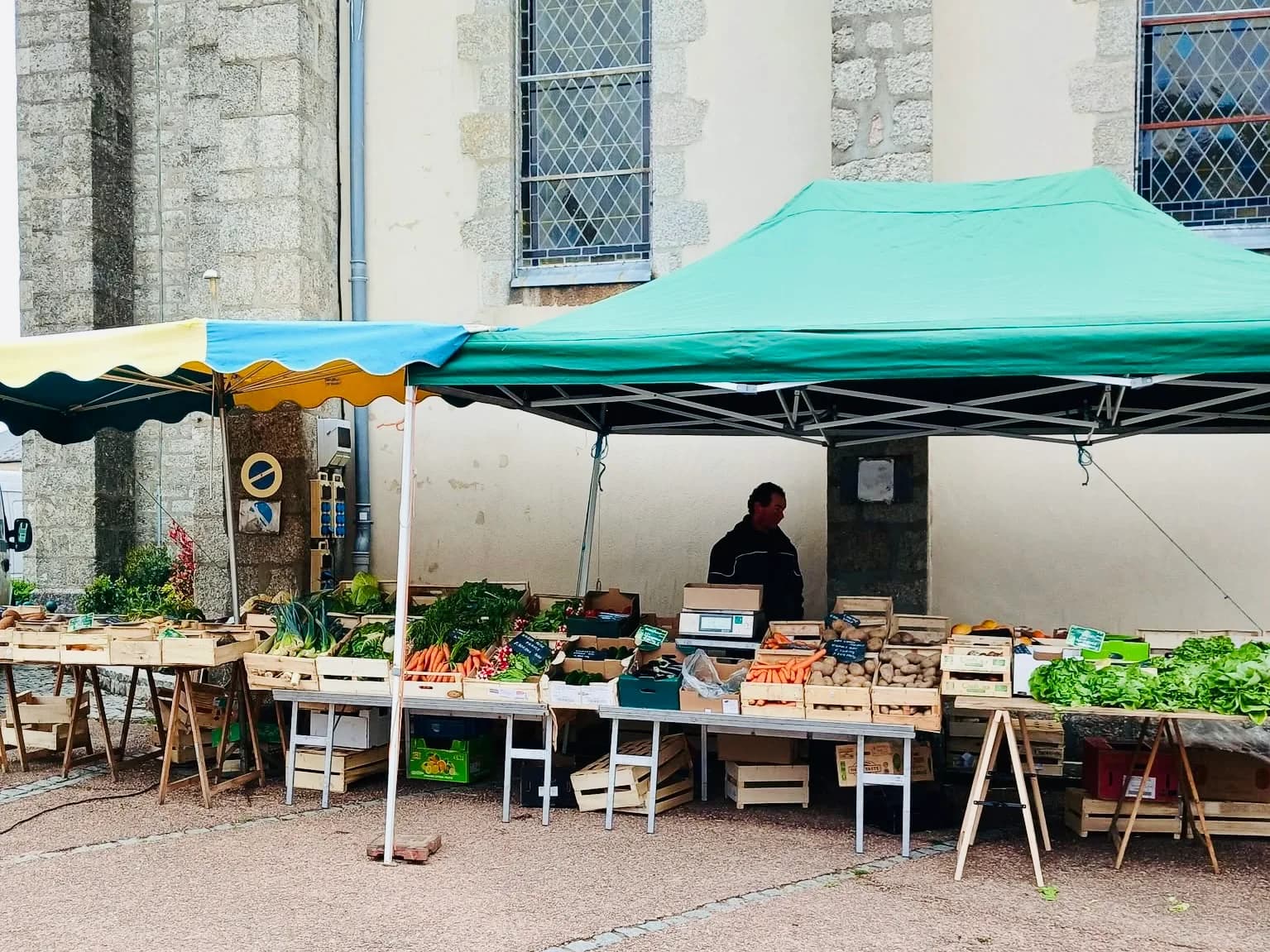 Image 1 : Marché hebdomadaire d'Ouroux en Morvan background