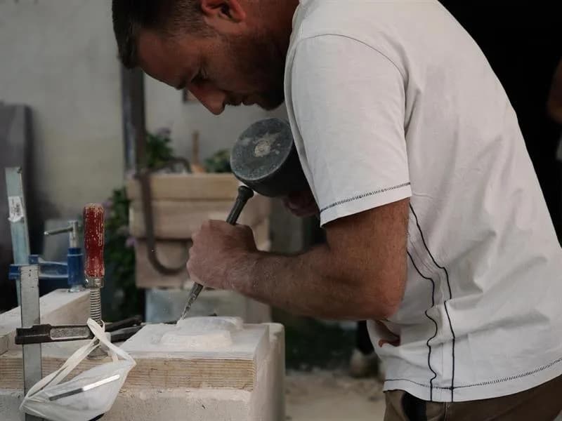 Image 4 : Rencontre avec un tailleur de pierre background