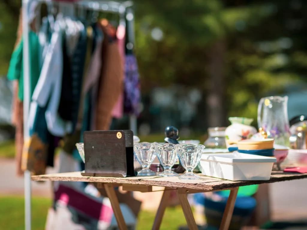 Image 1 : Vide grenier background
