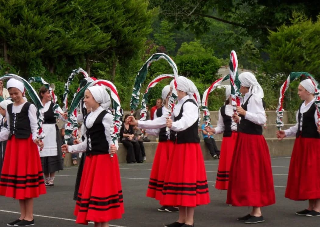 Image 4 : Spectacle de danses basques : 50 ans du groupe Burgaintzi "Dantzan Bizi" background
