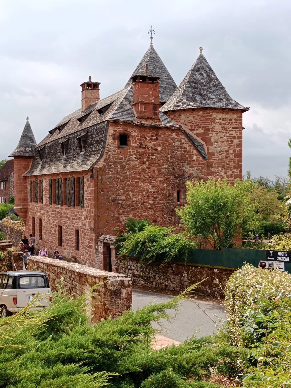 Image 1 : Visite guidée de Collonges-La-Rouge background