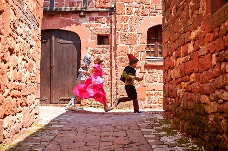 Image 1 : Jeu de piste à Collonges-la-Rouge background