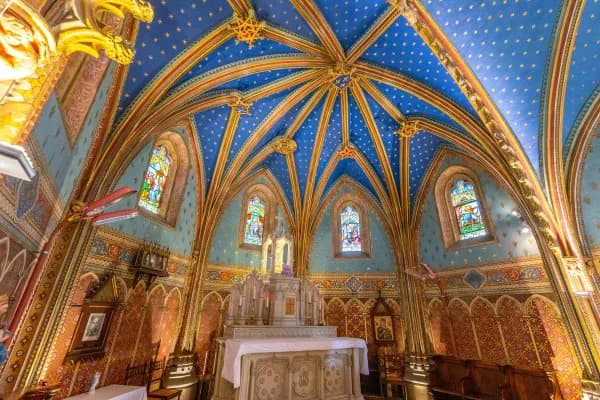 Image 1 : La Chapelle de Condat background