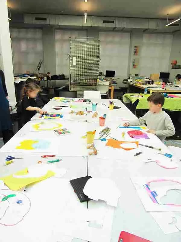 Image 1 : Ateliers des vacances de la Toussaint au Signe background