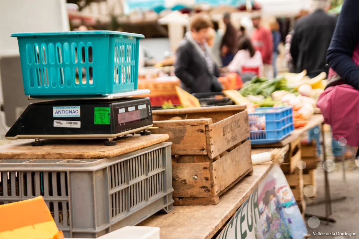 Image 1 : Marché à Beaulieu-sur-Dordogne background