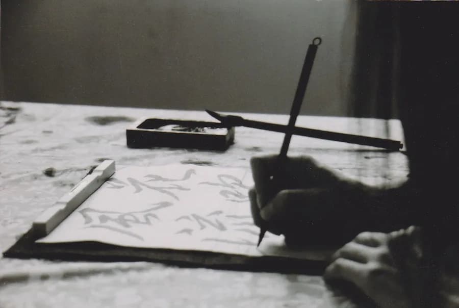 Image 1 : Les Vacances des 7-14 ans, Atelier Calligraphie "les Belles Lettres" background