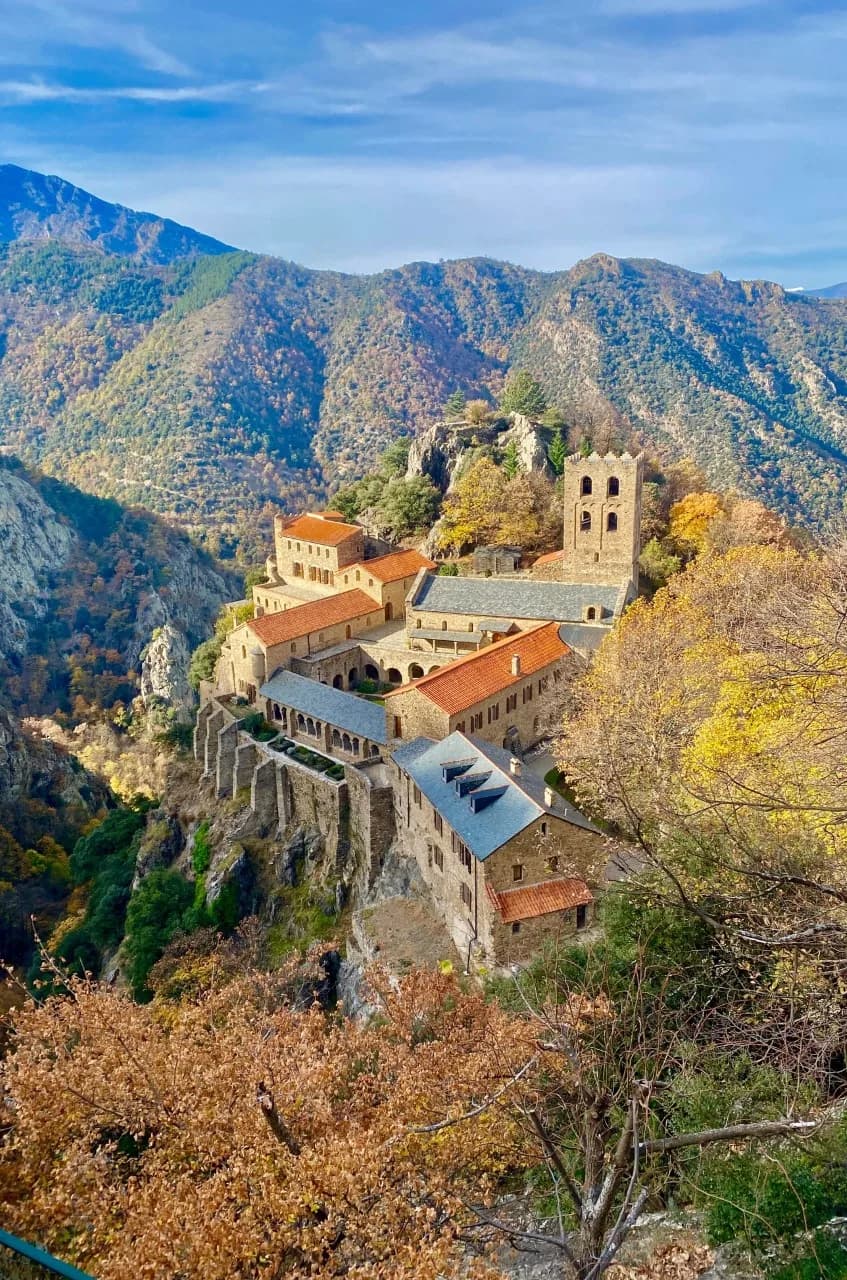 Image 2 : RANDO ACCOMPAGNEE : BOUCLE DE L'ABBAYE SAINT-MARTIN DU CANIGOU background