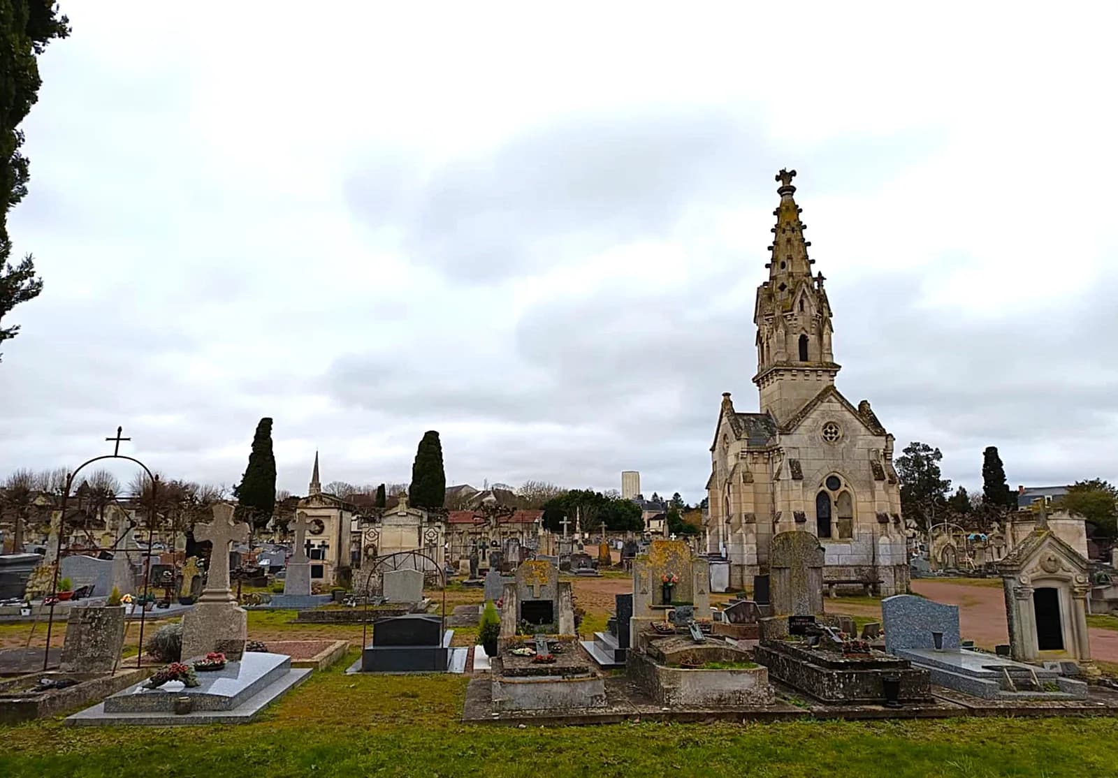 Image 1 : Cimetière de Loudun : lieu de mémoire et d'histoire background