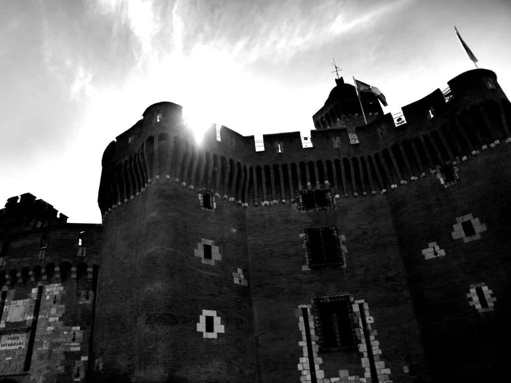 Image 1 : PERPIGNAN, ENTRE HISTOIRE ET SECRETS background