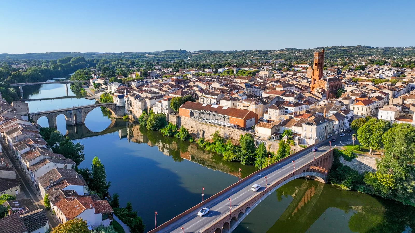 Image 1 : Visite de la Bastide fluviale de Villeneuve-sur-Lot background