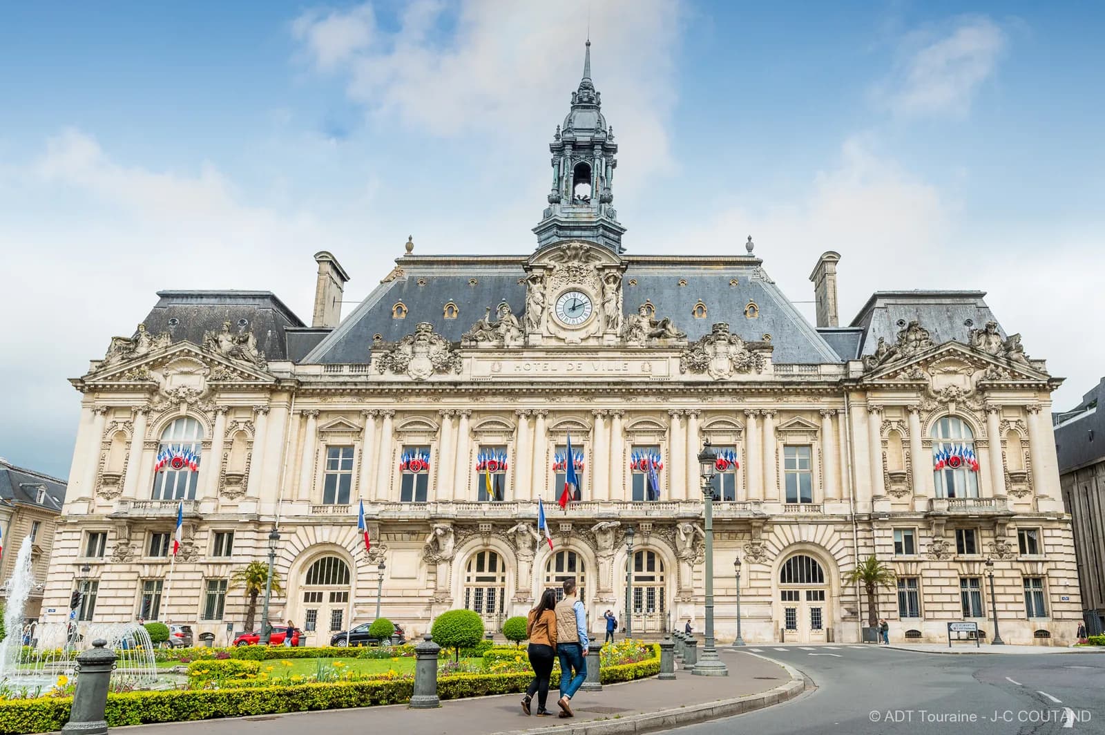 Image 1 : Visite de l'hôtel de ville de Tours background